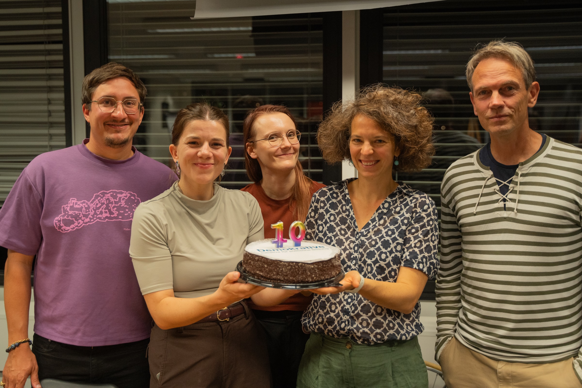 GL und Vorstand mit Torte